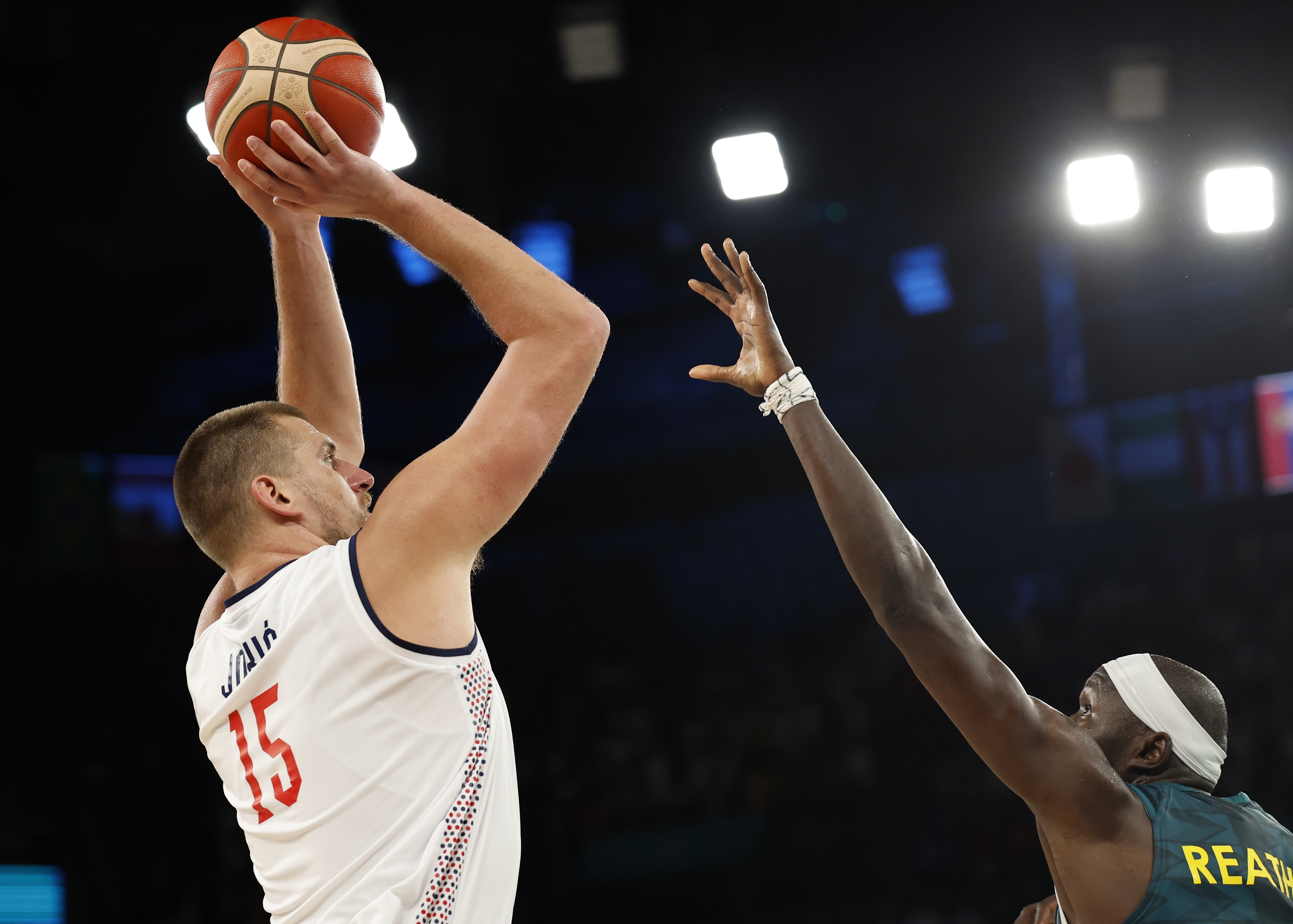 关于一支实力平均的篮球队伍成功逆转比赛的信息