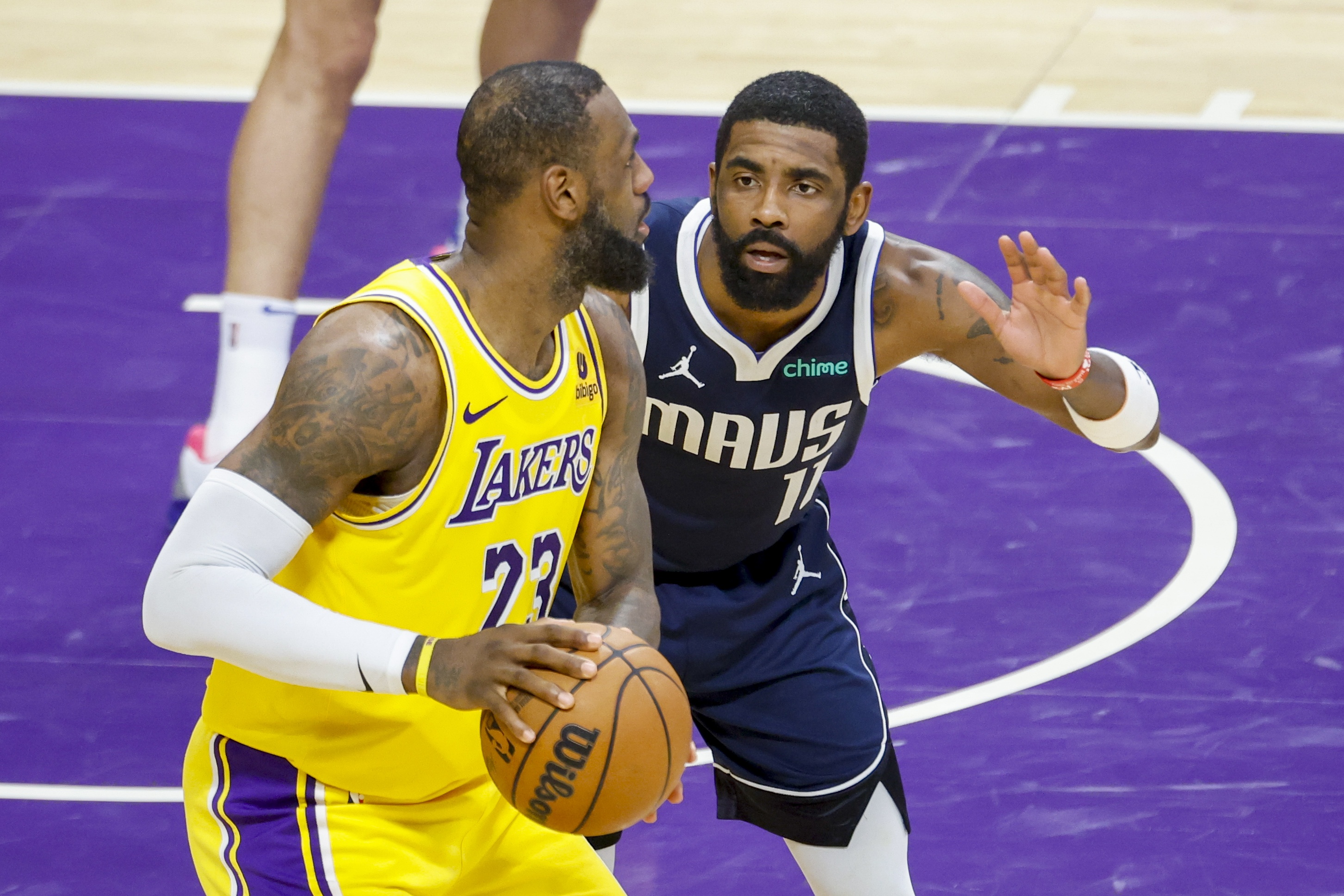 独行侠险胜引发争议，詹姆斯关键表现点燃全场！