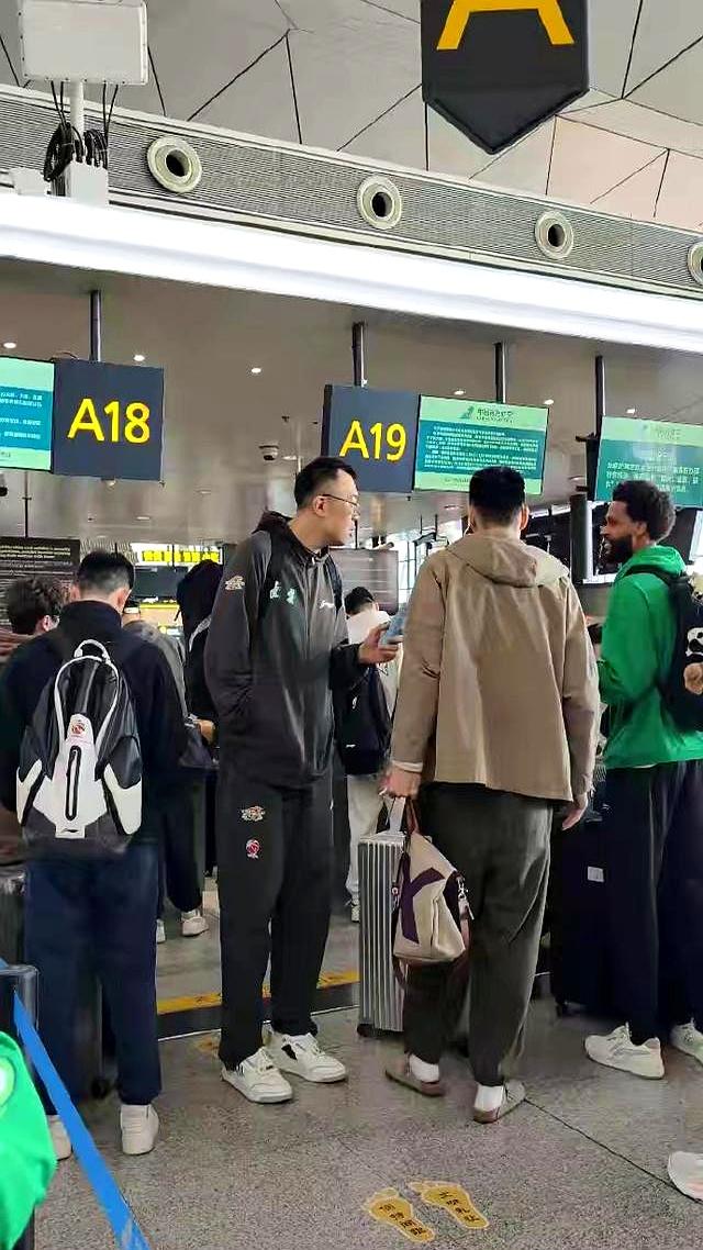 新疆男篮四强战惊险上海海港，赵继伟砍下14记关键球，全场沸腾(菲律宾在南海都占了中国哪些岛礁)